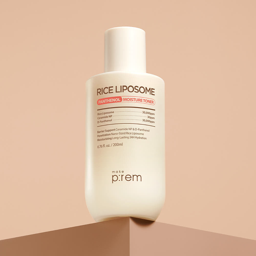 MAKE P:REM Rice Liposome Panthenol Moisture Toner 200ml, bouteille crème sur fond beige minimaliste, marque visible.