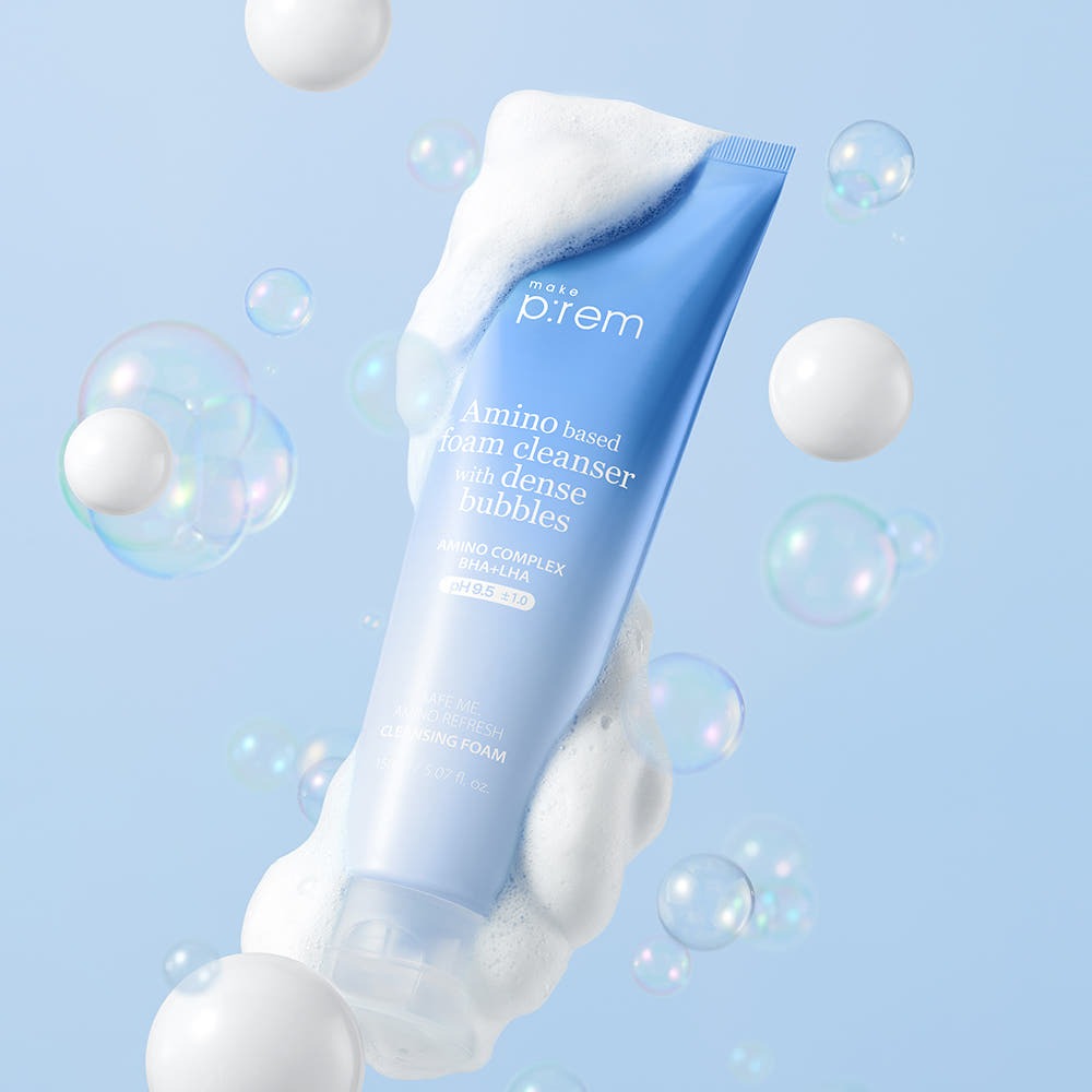 MAKE P:REM  Safe Me Amino Refresh Cleansing Foam 150ml, tube bleu sur fond bleu avec bulles et mousse