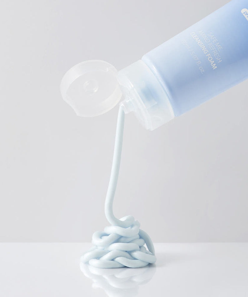 MAKE P:REM  Safe Me Amino Refresh Cleansing Foam 150ml, flacon bleu verse une mousse blanche sur fond clair