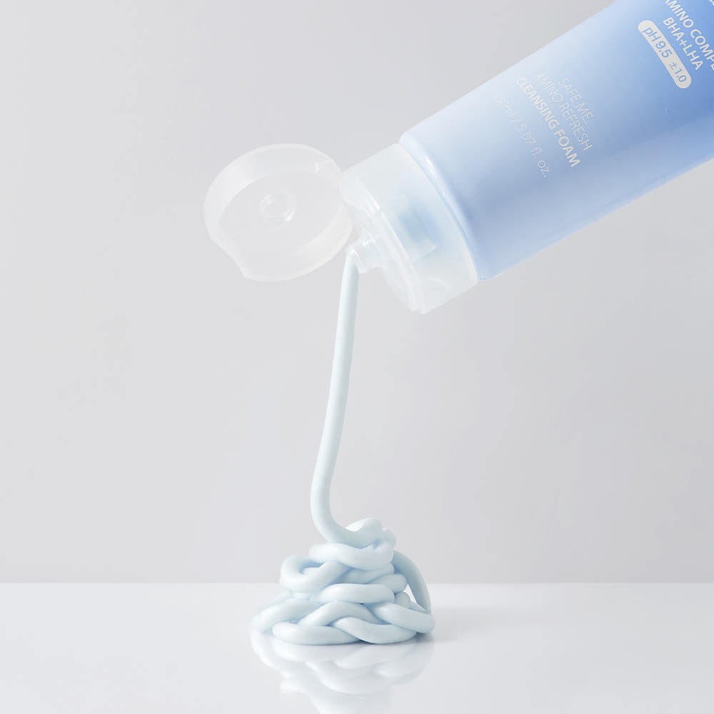 MAKE P:REM  Safe Me Amino Refresh Cleansing Foam 150ml, flacon bleu verse une mousse blanche sur fond clair