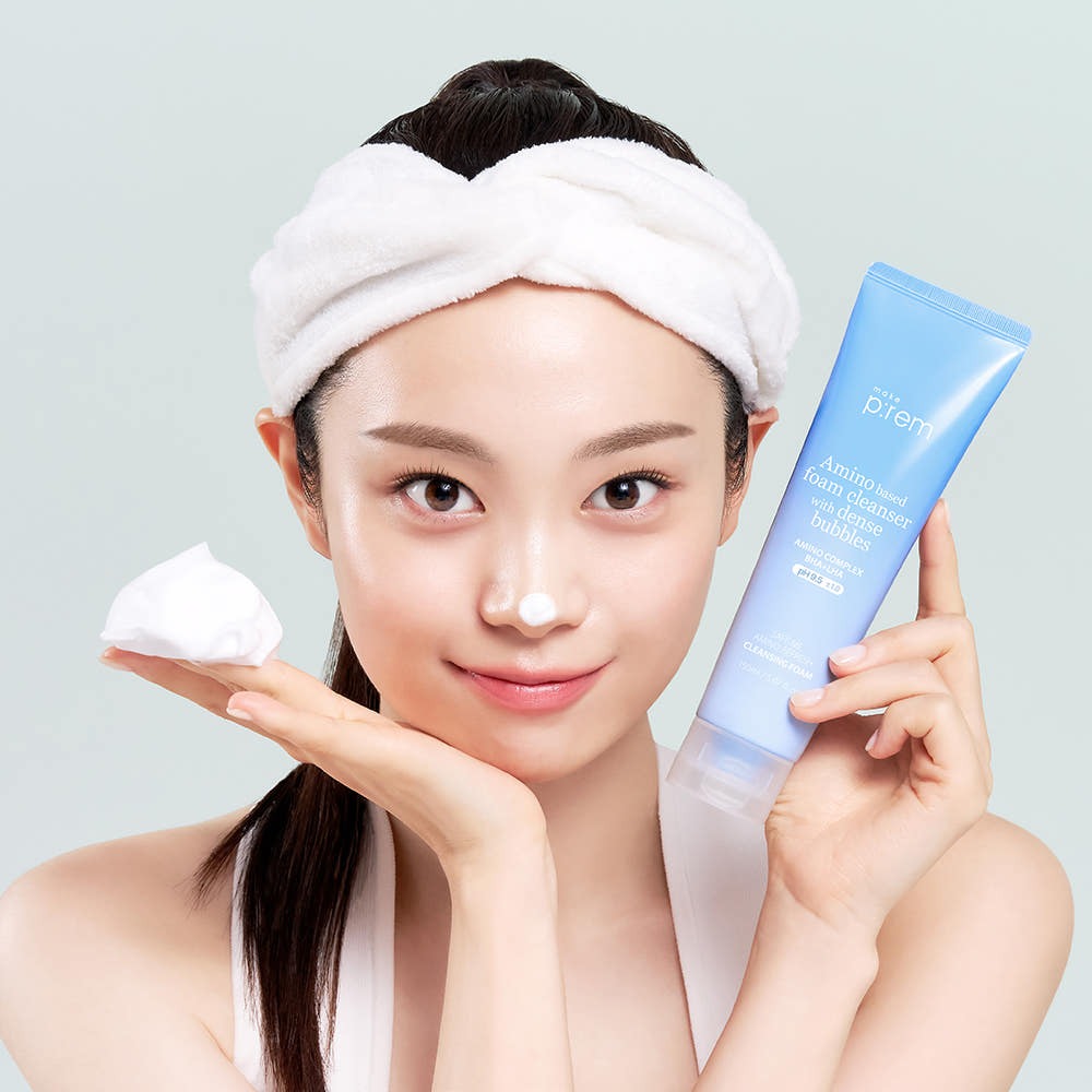 MAKE P:REM  Safe Me Amino Refresh Cleansing Foam 150ml : visage avec mousse et produit bleu de la marque