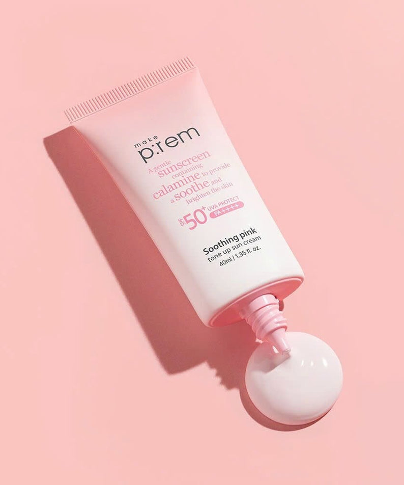 MAKE P:REM  Soothing Pink Tone-Up Sunscreen SPF 50+ PA++++ 50ml, tube rose sur fond pastel, crème solaire apaisante