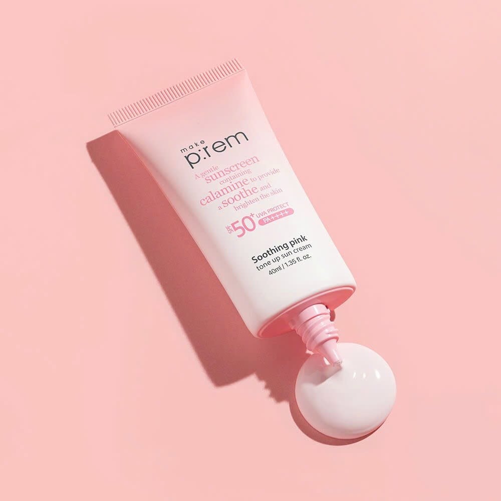 MAKE P:REM  Soothing Pink Tone-Up Sunscreen SPF 50+ PA++++ 50ml, tube rose sur fond pastel, crème solaire apaisante
