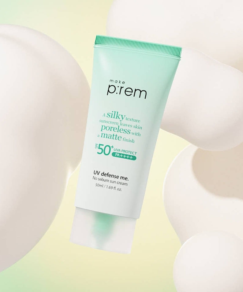 MAKE P:REM  UV Defense Me No-Sebum Sunscreen 50ml, tube vert sur fond clair avec bulles, marque MAKE P:REM