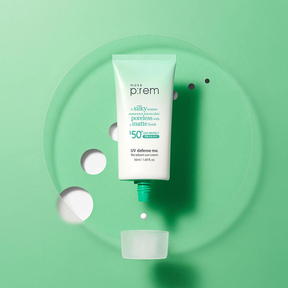 MAKE P:REM  UV Defense Me No-Sebum Sunscreen 50ml, tube sur fond vert, contexte visuel beauté, marque MAKE P:REM