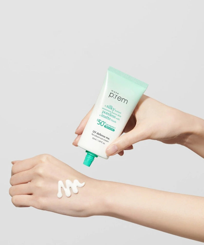 Main appliquant MAKE P:REM UV Defense Me No-Sebum Sunscreen 50ml, peau avec trace UV, fond clair, marque P:rem