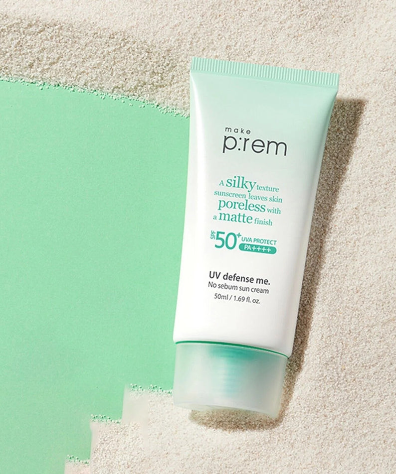 MAKE P:REM UV Defense Me No-Sebum Sunscreen 50ml : tube crème anti-brillance sur fond sable, style été.