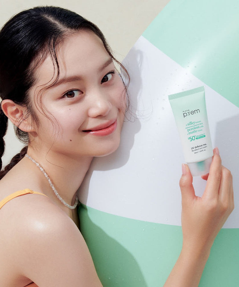 MAKE P:REM UV Defense Me No-Sebum Sunscreen 50ml, produit de la marque sur une femme au soleil, étiquette visible.