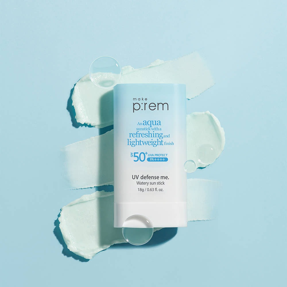 MAKE P:REM  UV Defense Me Watery Sun Stick 18g SPF50+ PA++++ sur fond bleu, stick solaire translucide en contexte skincare.