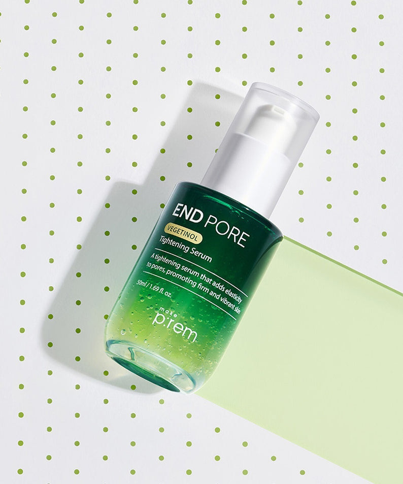 Flacon de MAKE P:REM Endpore Vegetinol Tightening Serum 50ml sur fond à pois verts.