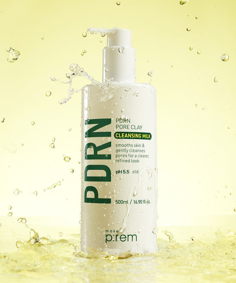 MAKE P:REM PDRN Pore Clay Cleansing Milk 500ml sur fond jaune éclaboussé d'eau, nettoyant doux pour des pores raffinés.