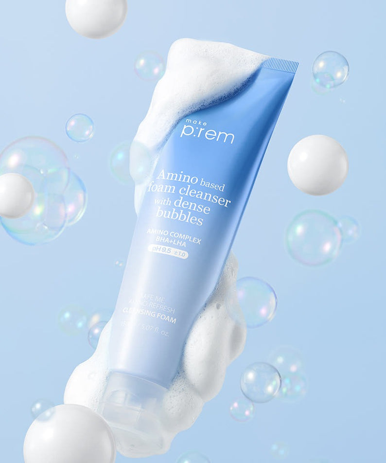 Gel moussant bleu MAKE P:REM Safe Me Amino Refresh Cleansing Foam 150ml entouré de bulles, parfait pour un nettoyage en profondeur.