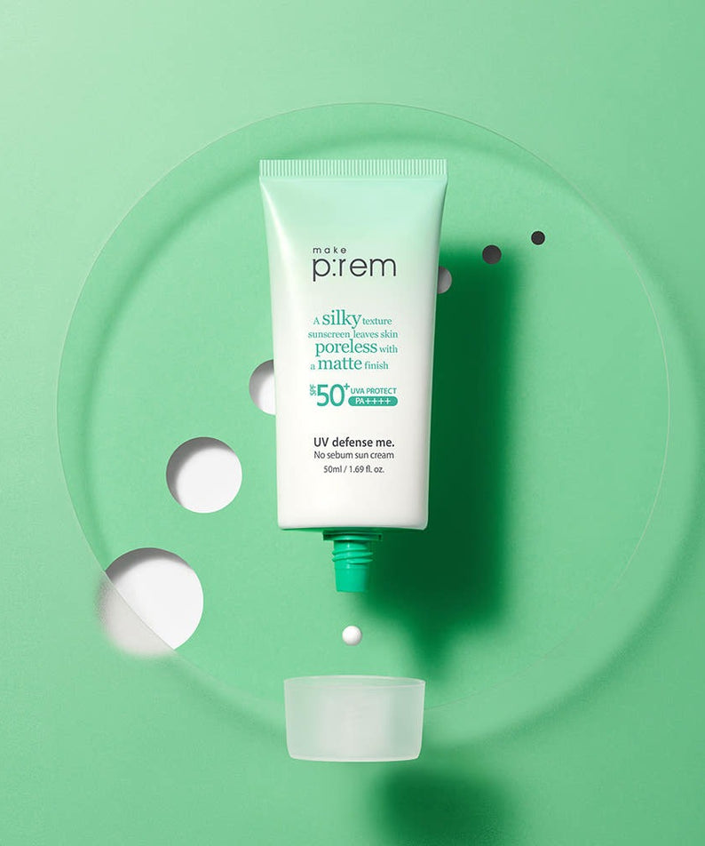 MAKE P:REM UV Defense Me No-Sebum Sunscreen 50ml sur fond vert, flacon ouvert, protection UV haute efficacité.