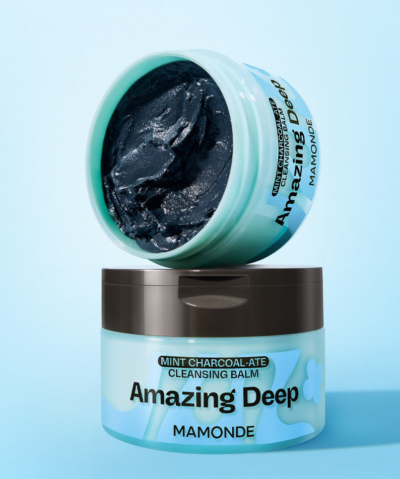 MAMONDE Amazing Deep Mint Chocolate Cleansing Balm 90ml, pot bleu menthe et noir sur fond bleu, produit en vue rapprochée.