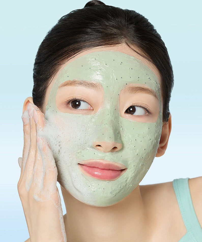 MAMONDE Amazing Deep Mint Chocolate Pack Cleanser 135g, masque visage au chocolat menthe sur visage, marque MAMONDE, fond bleu