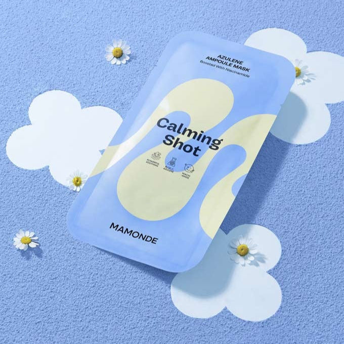 MAMONDE Calming Shot Azulene Ampoule Mask Pack sur fond bleu avec fleurs, masque apaisant en tissu prêt à l’emploi