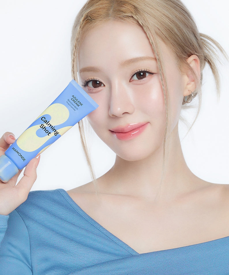 Femme souriante tenant un tube de MAMONDE Calming Shot Azulene Cream 60ml.