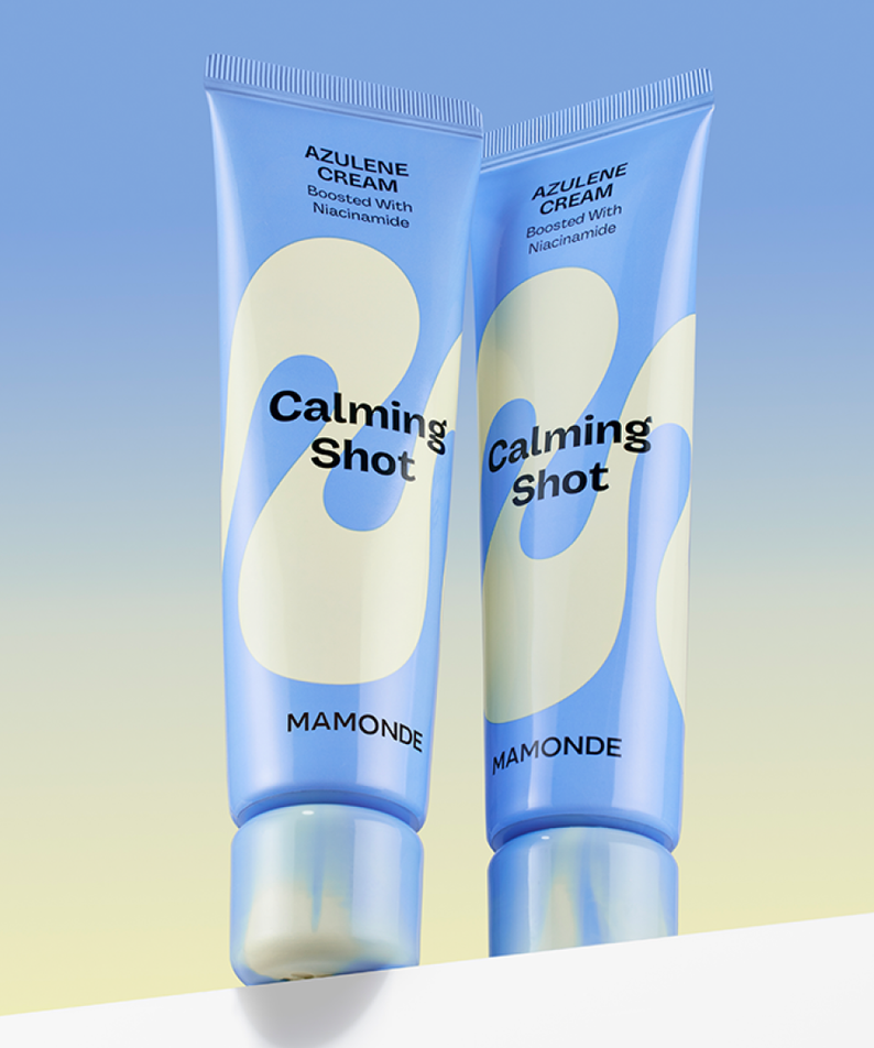 Deux tubes de MAMONDE Calming Shot Azulene Cream 60ml sur fond dégradé, crème apaisante avec niacinamide pour une peau douce.