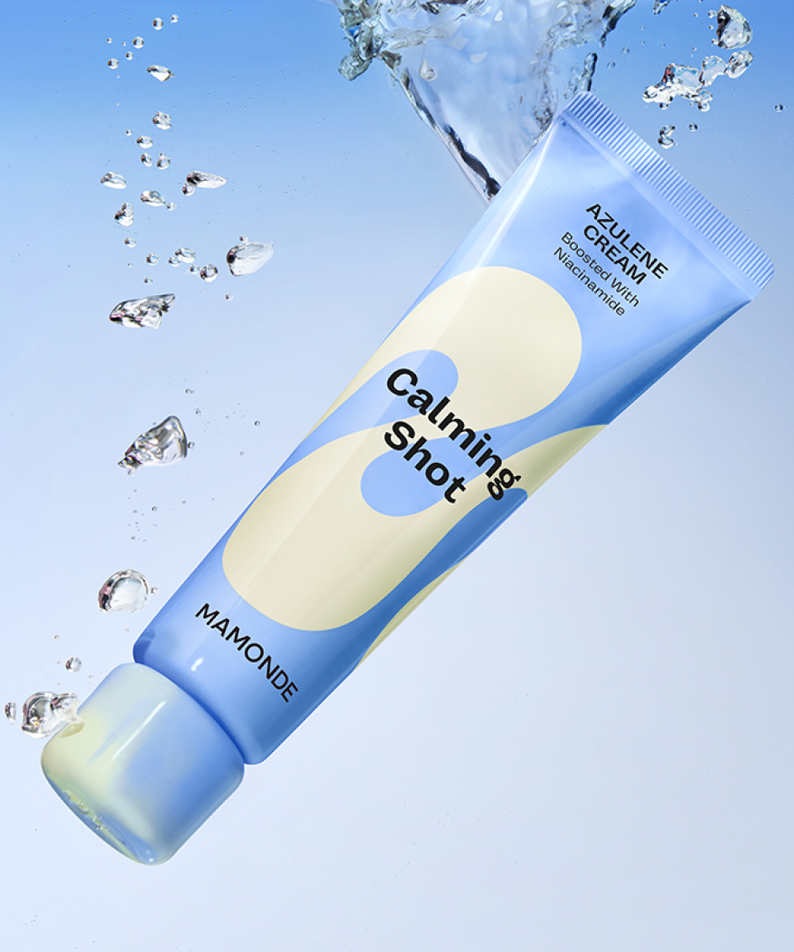 Crème MAMONDE Calming Shot Azulene 60ml en tube bleu avec éclaboussures d'eau, hydratant apaisant pour une peau calme.