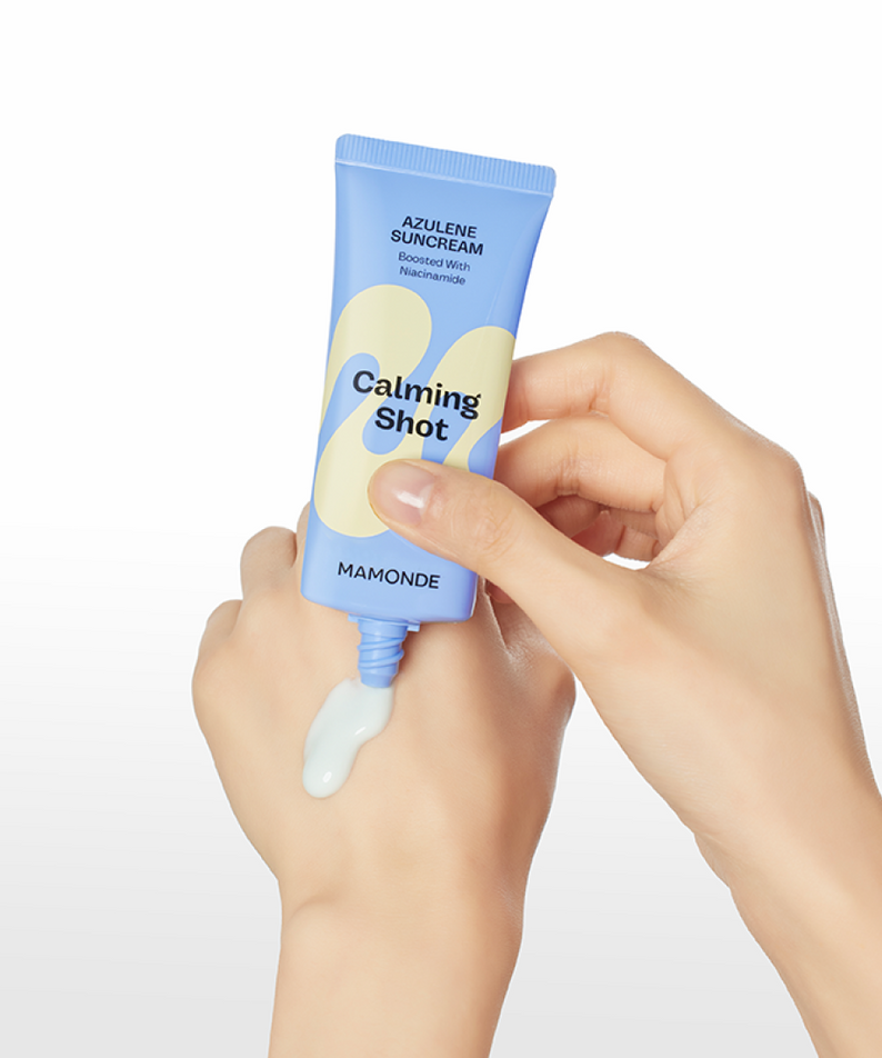 Application de MAMONDE Calming Shot Azulene Sun Cream SPF50+PA++++ 35ml sur la main, protection solaire apaisante.