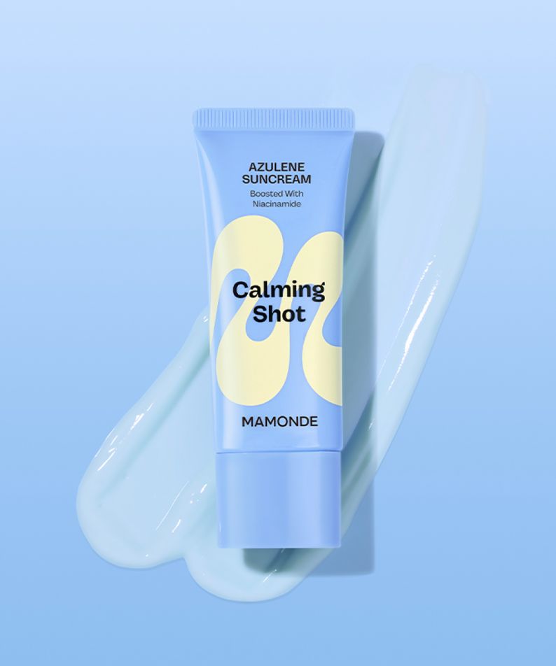 Crème solaire MAMONDE Calming Shot Azulene Sun Cream SPF50+PA++++ 35ml sur fond bleu.
