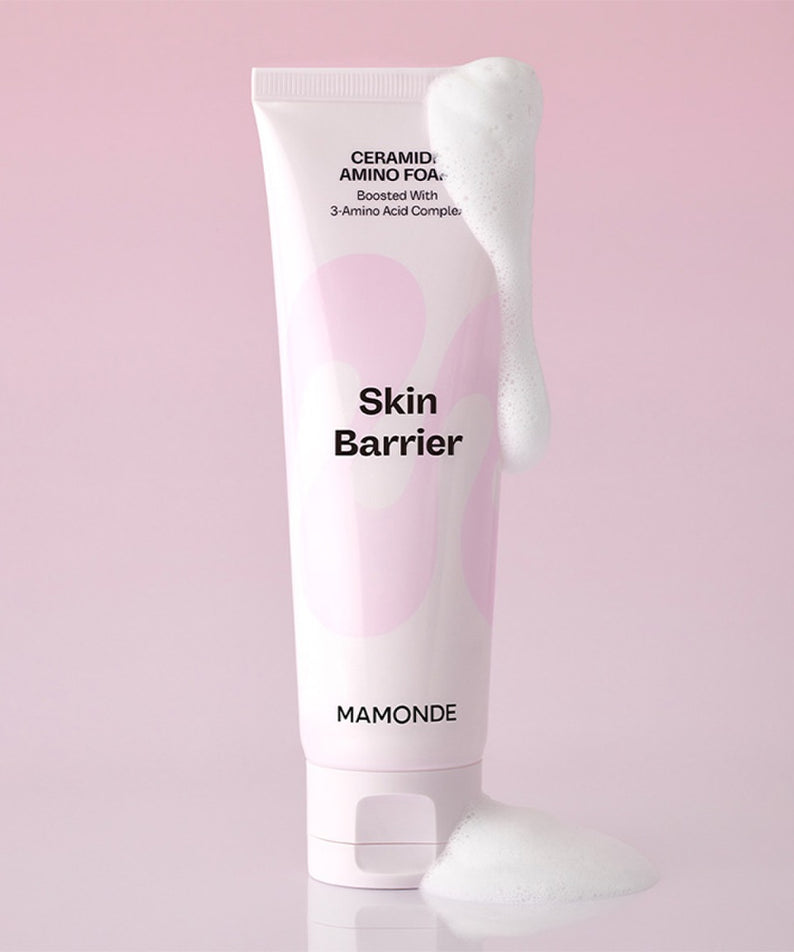 Tube de MAMONDE Ceramide Amino Foam 120g sur fond rose avec mousse, soin de la barrière cutanée.
