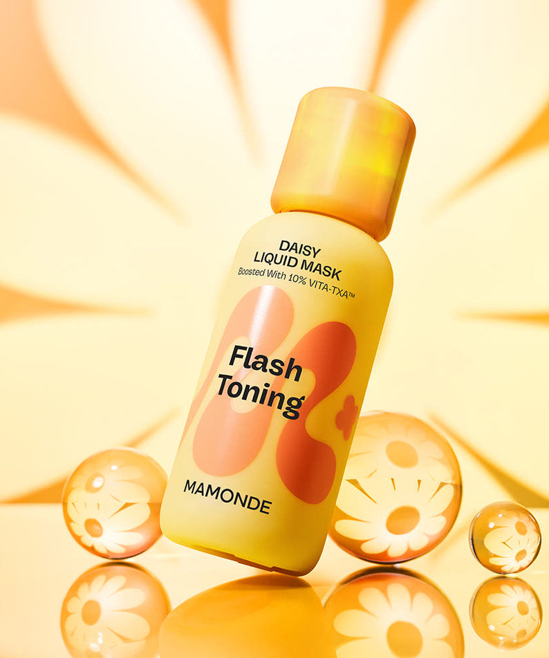 MAMONDE Flash Toning Daisy Liquid Mask 80ml, flacon jaune sur fond floral doré, brillance et perles daisy