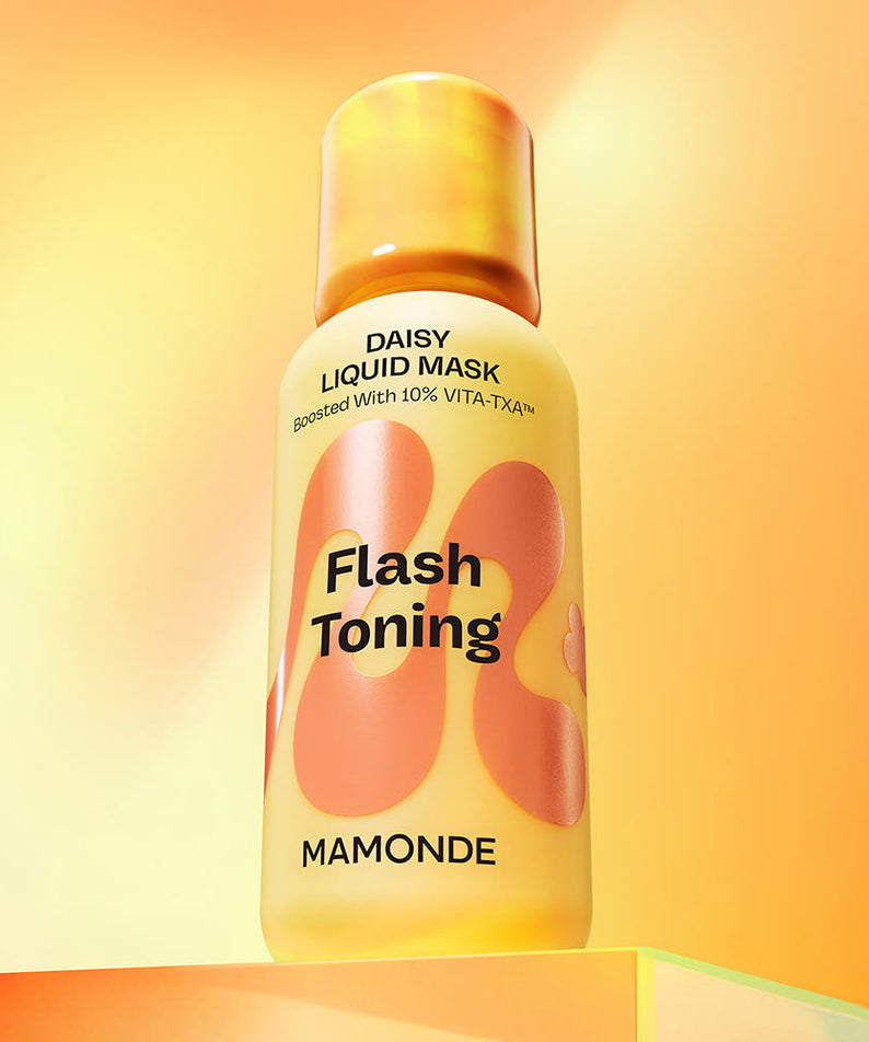 Décris l'image en français en mentionnant MAMONDE Flash Toning Daisy Liquid Mask 80ml : flacon jaune en studio, fond orange.
