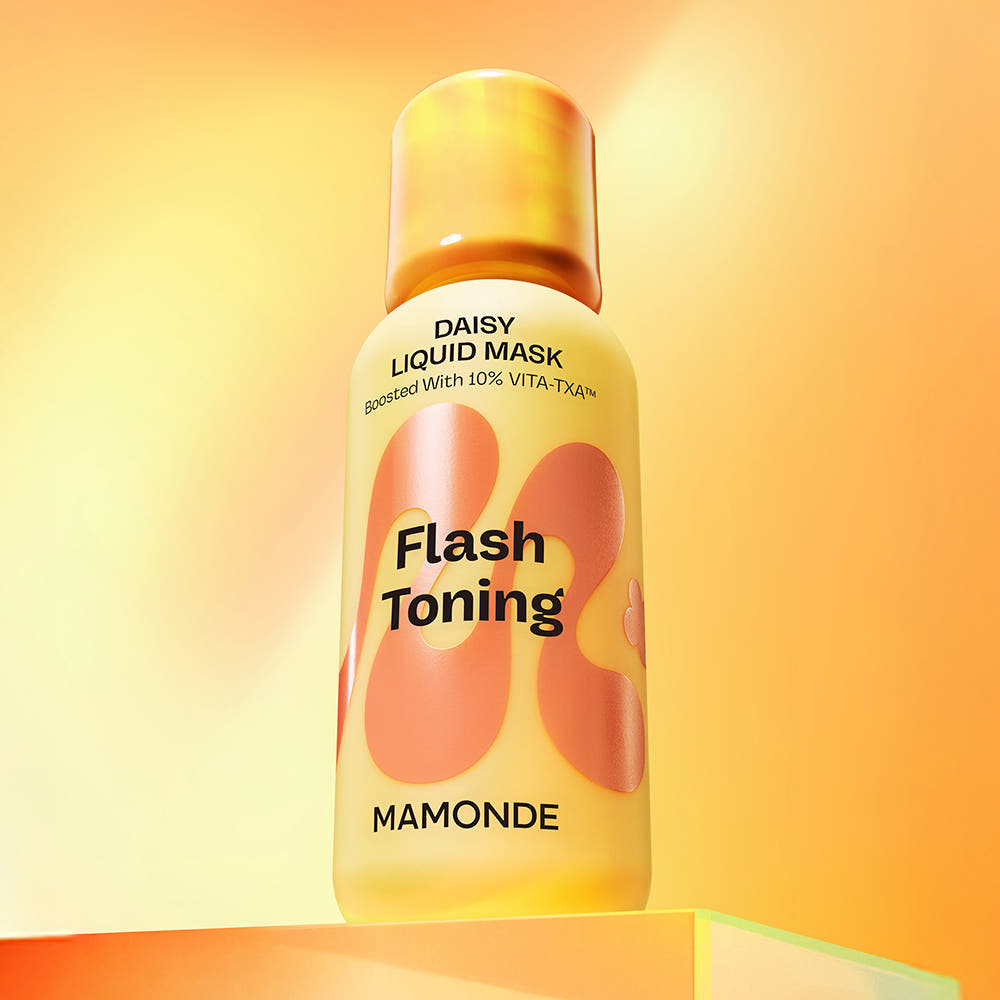 Décris l'image en français en mentionnant MAMONDE Flash Toning Daisy Liquid Mask 80ml : flacon jaune en studio, fond orange.