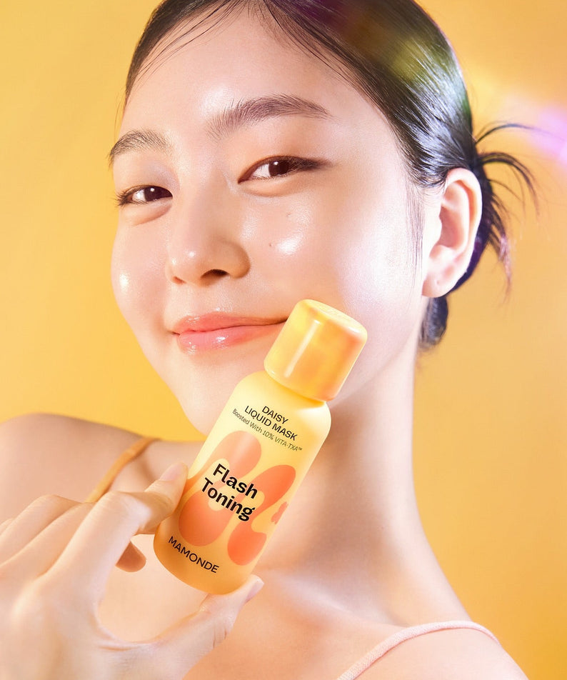 MAMONDE Flash Toning Daisy Liquid Mask 80ml, fille applique un masque liquide en flacon sur fond jaune chaud