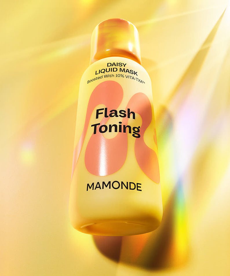 MAMONDE Flash Toning Daisy Liquid Mask 80ml, flacon jaune sous lumière dorée, contexte beauté, maquillage soin visage