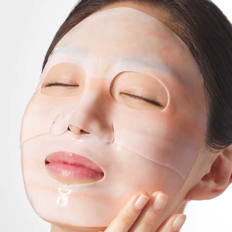 MAMONDE Flora Glow Rose Marble Pack, masque visage rosé en ambiance beauté studio sur visage maquillé, marque MAMONDE.