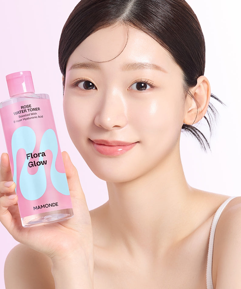Femme tenant un flacon de MAMONDE Flora Glow Rose Water Toner 300ml, embellit la peau avec éclat et hydratation.