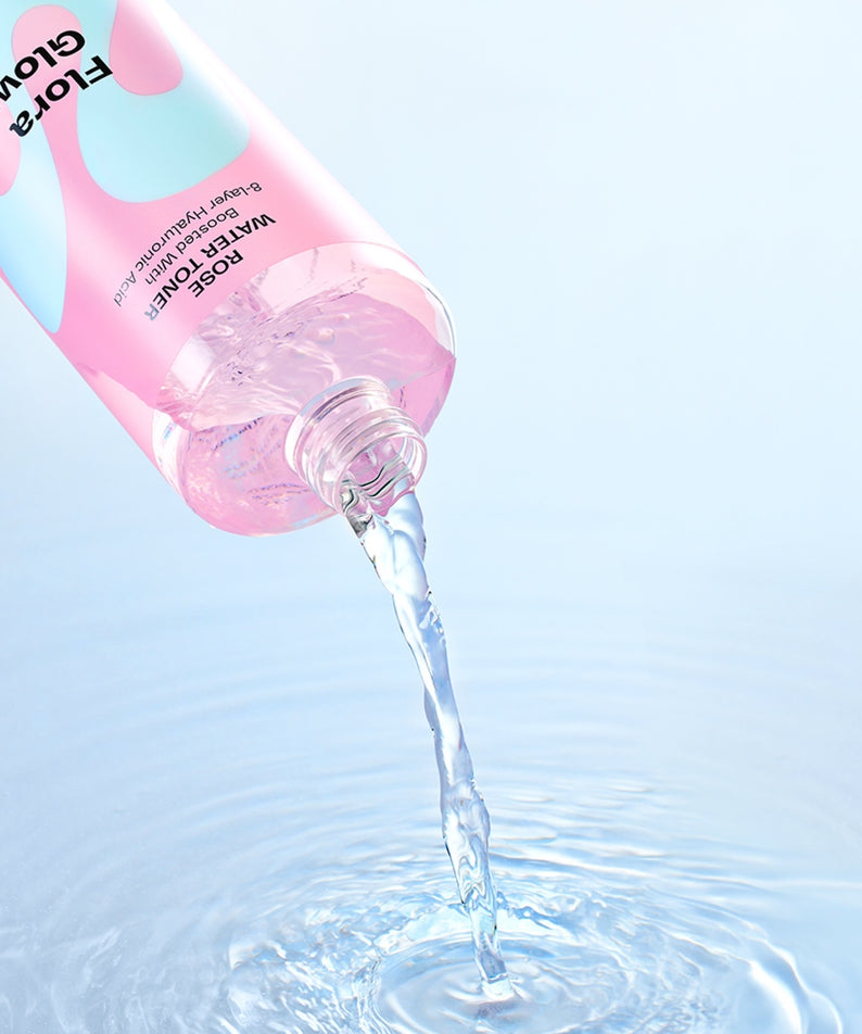 MAMONDE Flora Glow Rose Water Toner 300ml versé dans l'eau, hydratation et éclat pour la peau grâce à l'eau de rose.