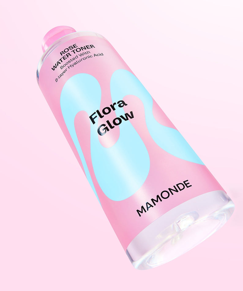 Bouteille de MAMONDE Flora Glow Rose Water Toner 300ml sur fond rose, produit de soin de la peau à l'eau de rose.