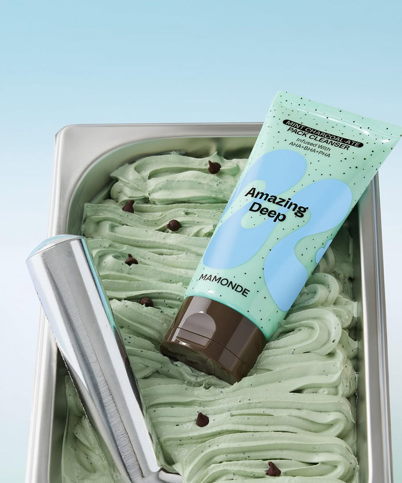 MAMONDE Amazing Deep Mint Chocolate Pack Cleanser 135g posée sur de la crème glacée à la menthe dans un plat en inox.