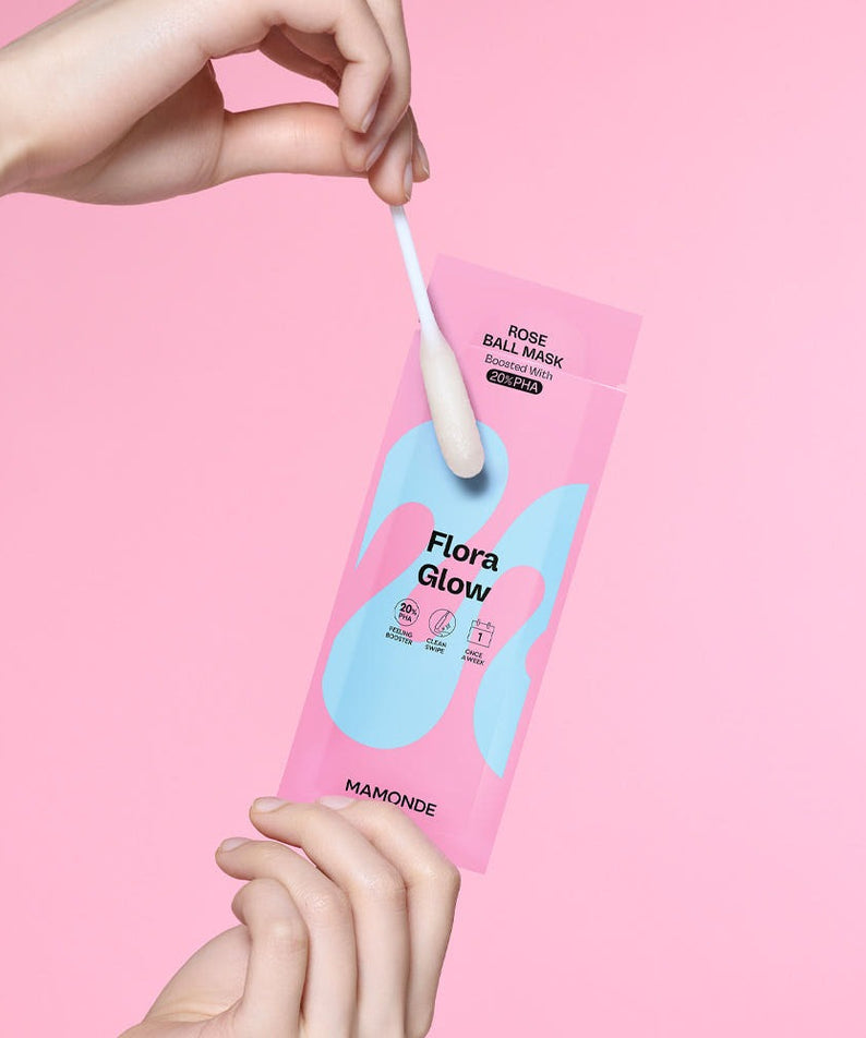 MAMONDE Flora Glow Rose Ball Mask 3.5ml dans un emballage rose, main tenant un applicateur, fond rose, soin de la peau lumineux