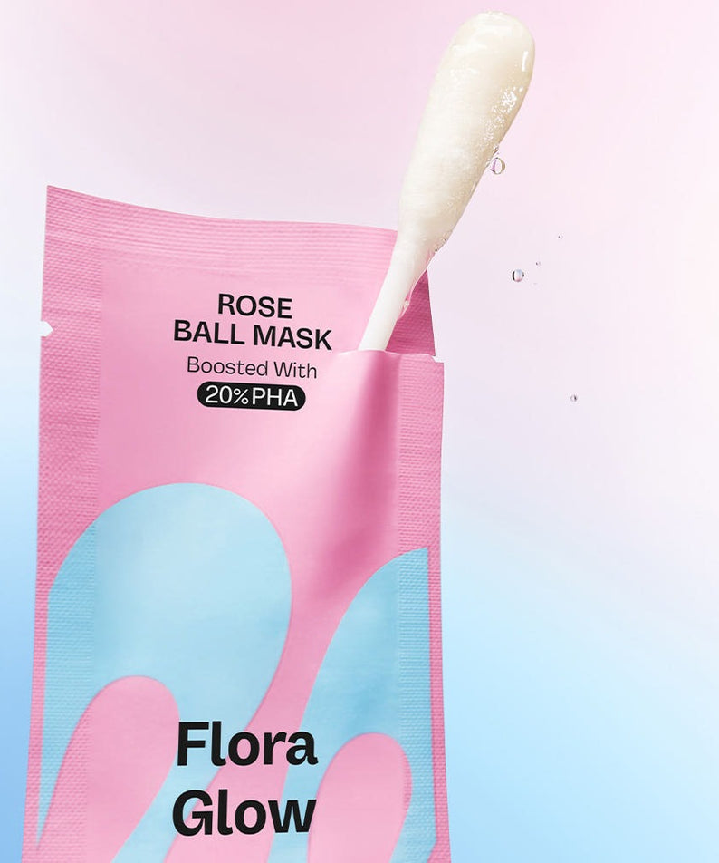 MAMONDE Flora Glow Rose Ball Mask 3.5ml avec 20% PHA, masque rose en arrière-plan bleu et rose, soin de la peau.