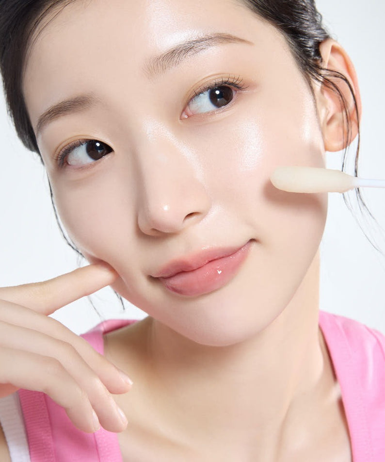 Application du MAMONDE Flora Glow Rose Ball Mask 3.5ml sur une peau éclatante et lumineuse, parfait pour une beauté naturelle.