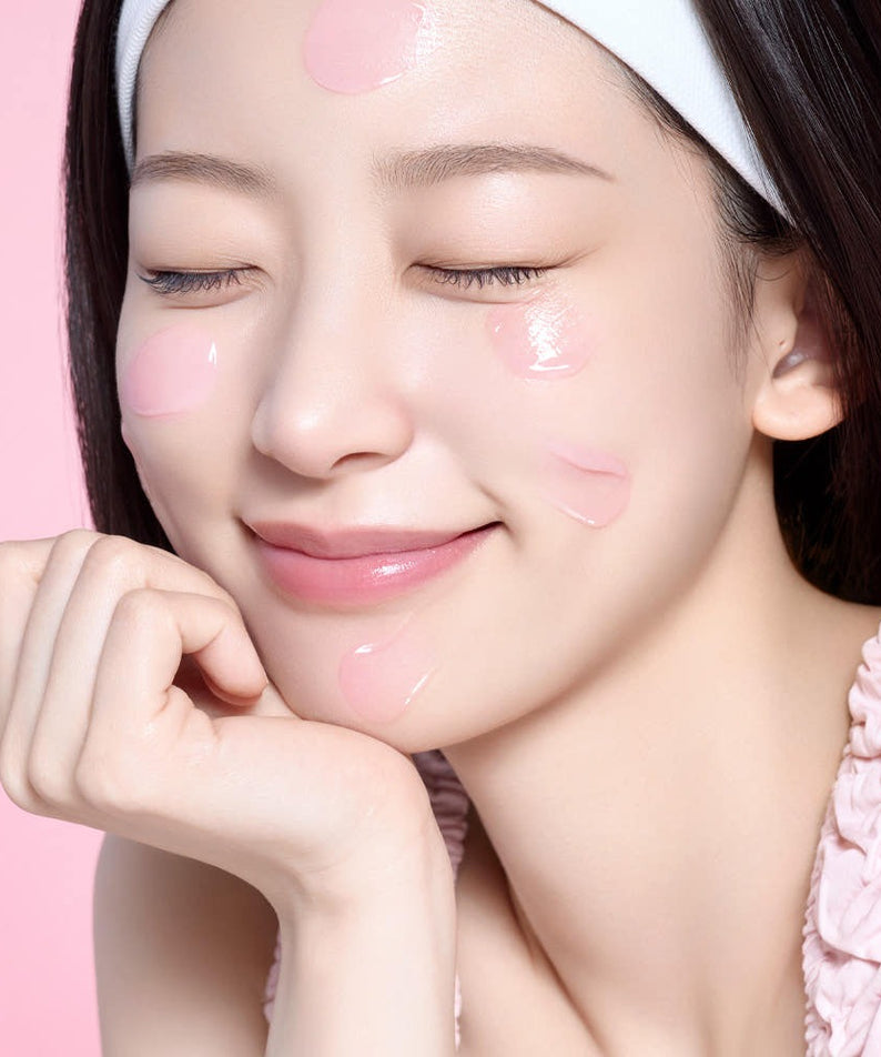 Femme appliquant MAMONDE Flora Glow Rose Sleeping Mask 80ml, hydratation nocturne pour une peau radieuse.