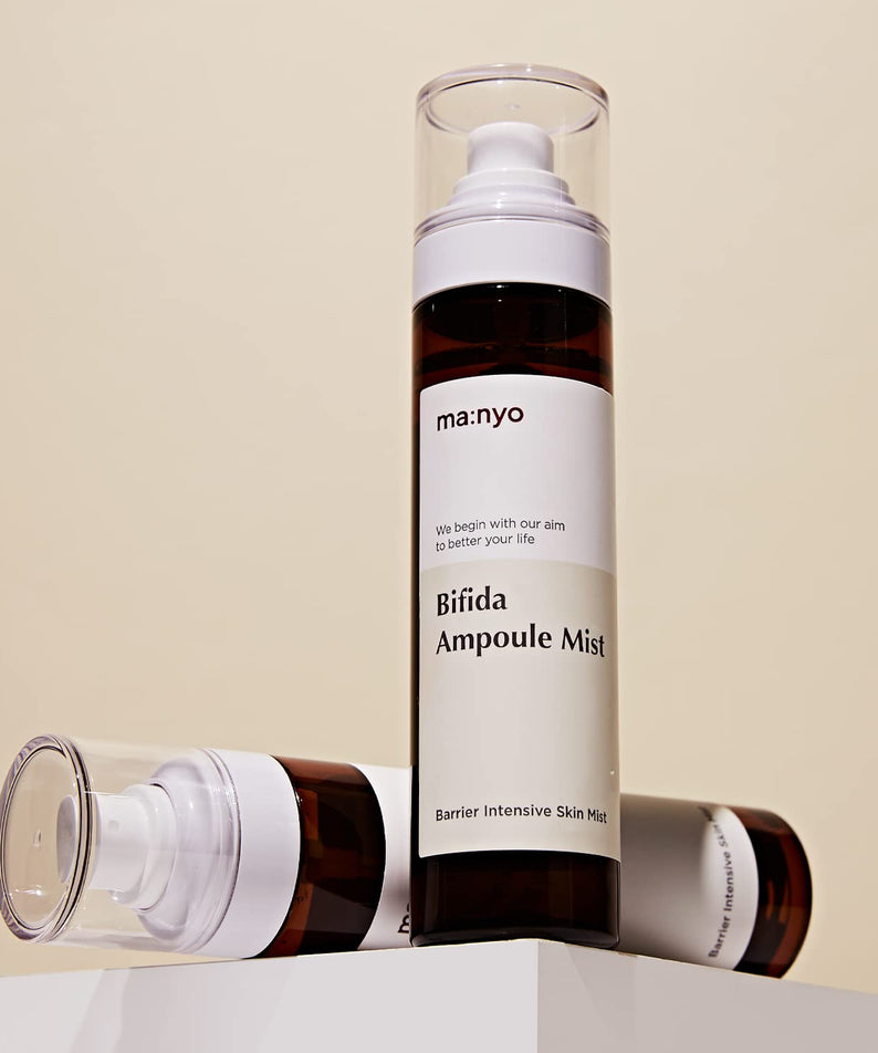 Photo du produit MANYO Bifida Ampoule Mist 120ml sur un fond neutre, un flacon debout avec deux couchés à côté. Soin intensif de la peau.