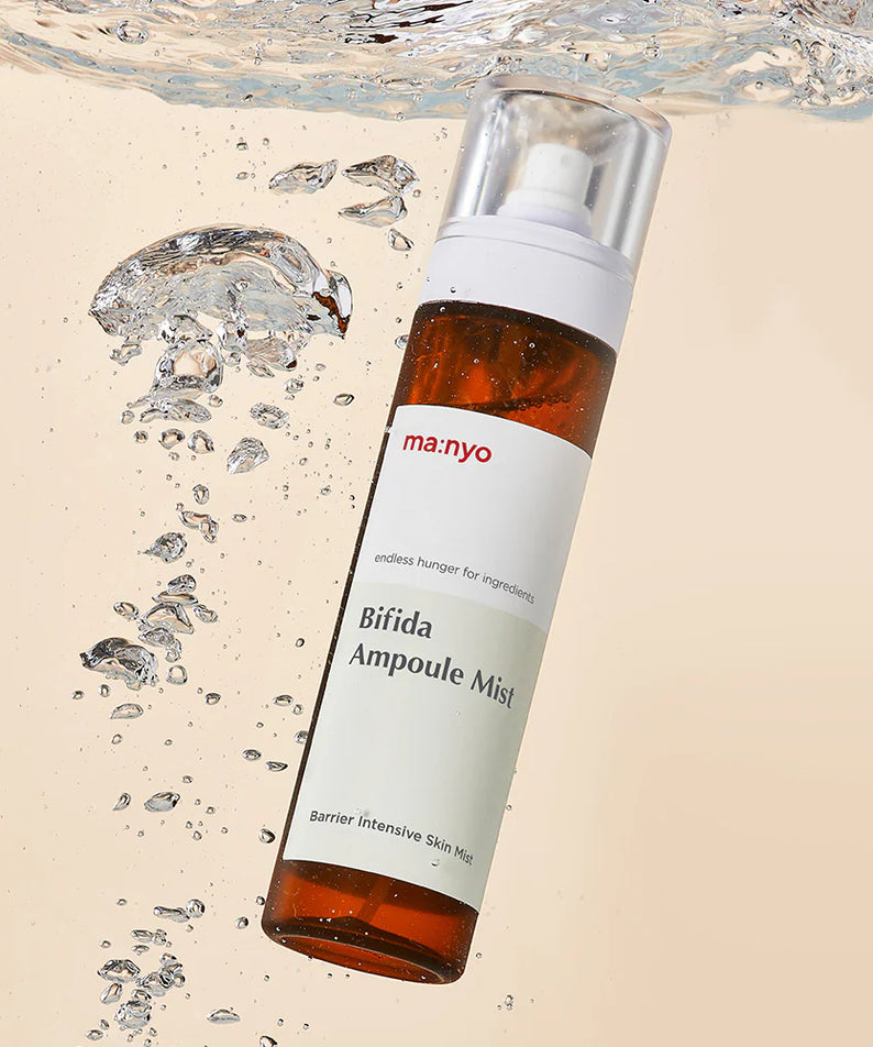 Flacon de MANYO Bifida Ampoule Mist 120ml flottant dans l'eau, mise en avant du produit de soin de la peau.