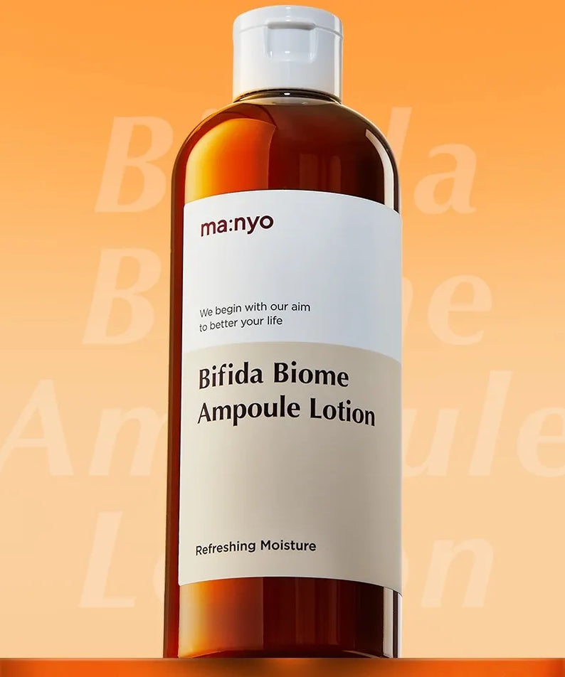 Bouteille de MANYO Bifida Biome Ampoule Lotion 300ml sur fond orange, mise en avant des bienfaits hydratants et réparateurs.