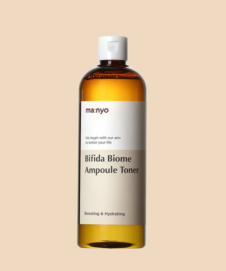 MA:NYO Bifida Biome Ampoule Toner de la marque MA:NYO, flacon ambre sur fond beige, contexte skincare.