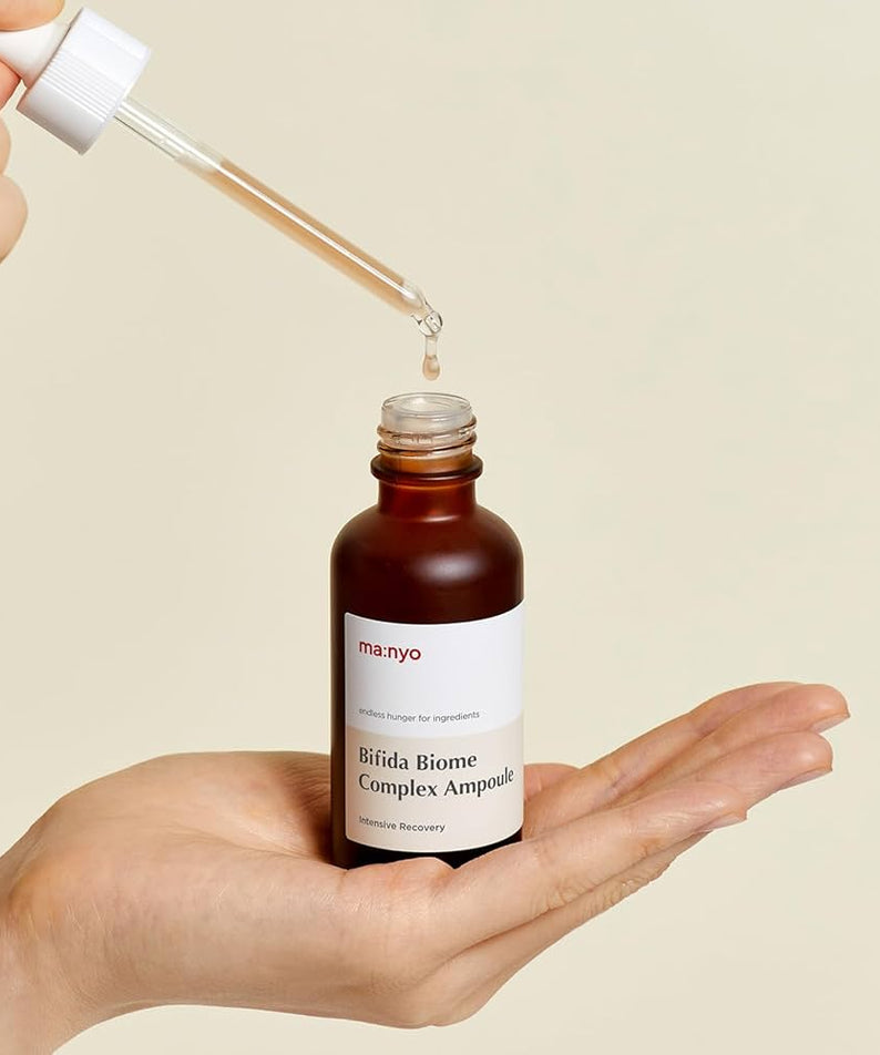Flacon de MA:NYO Bifida Biome Complex Ampoule 50m avec pipette pour soins de la peau, hydratation intense et réparation.