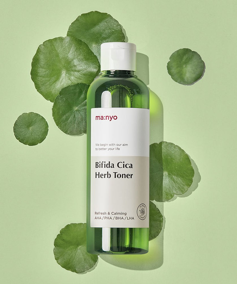 Image du produit MANYO Bifida Cica Herb Toner 210ml avec fond de feuilles, toner apaisant pour la peau.