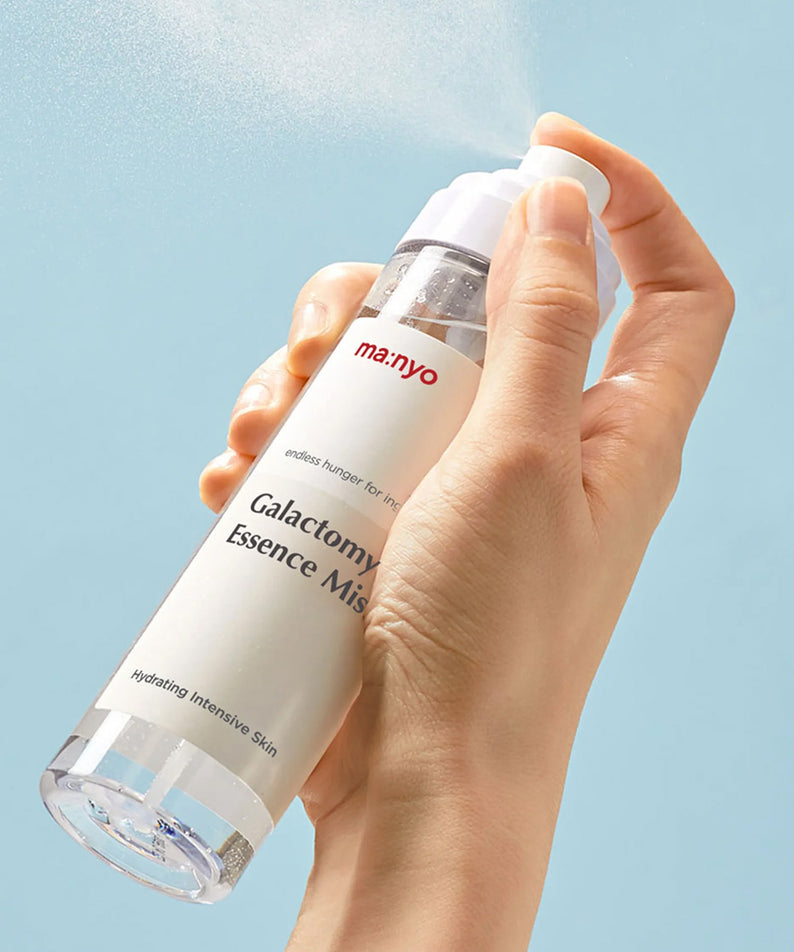 MANYO Galactomy Essence Mist 120ml vaporisée pour une hydratation essentielle. Flacon tenu en main, produit essentiel pour soin de la peau.