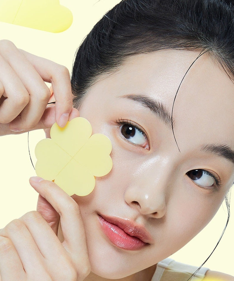 MANYO Glutathione 7 Dark Spot Serum Patch 30 Sheets de la marque MANYO, patch appliqué sur le visage, photo lifestyle.