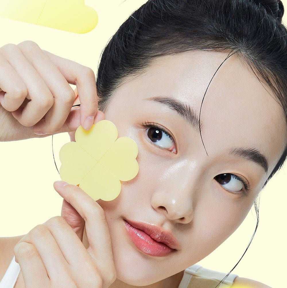 MANYO Glutathione 7 Dark Spot Serum Patch 30 Sheets de la marque MANYO, patch appliqué sur le visage, photo lifestyle.