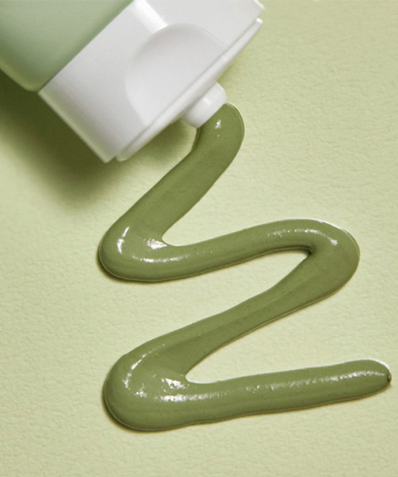 Texture crémeuse de MANYO Herb Cica Pack 75ml, soin visage apaisant et hydratant, couleur verte fraîche, sortie du tube.